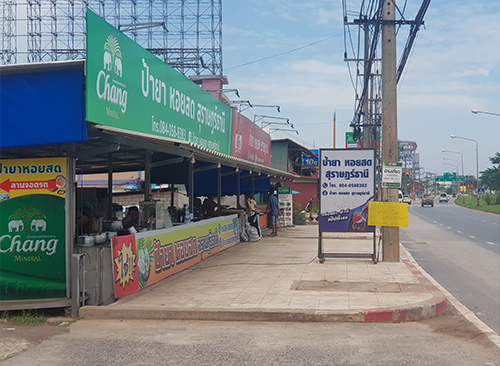 ร้านป้ายาอยู่ริมถนนเลย