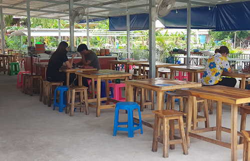 บรรยากาศภายในร้านป้ายาหอยสด